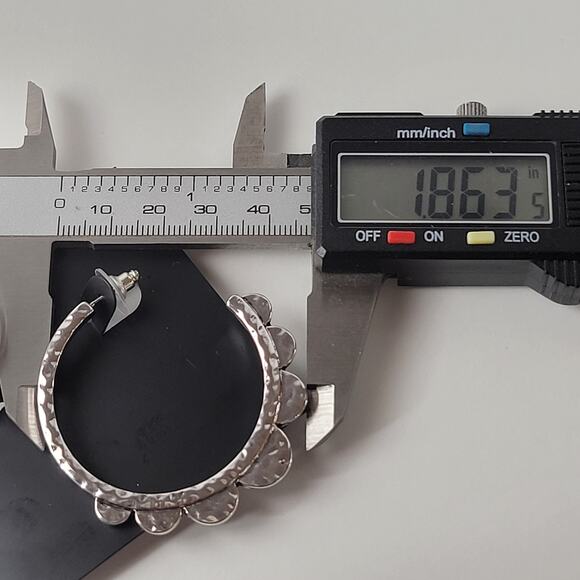 Metal Silver-Tone Scalloped Hoop Earrings Hammered Finish New on Card - Picture 6 of 7